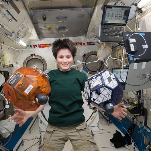 El video muestra algunos de el día a día Samantha a bordo de la ISS